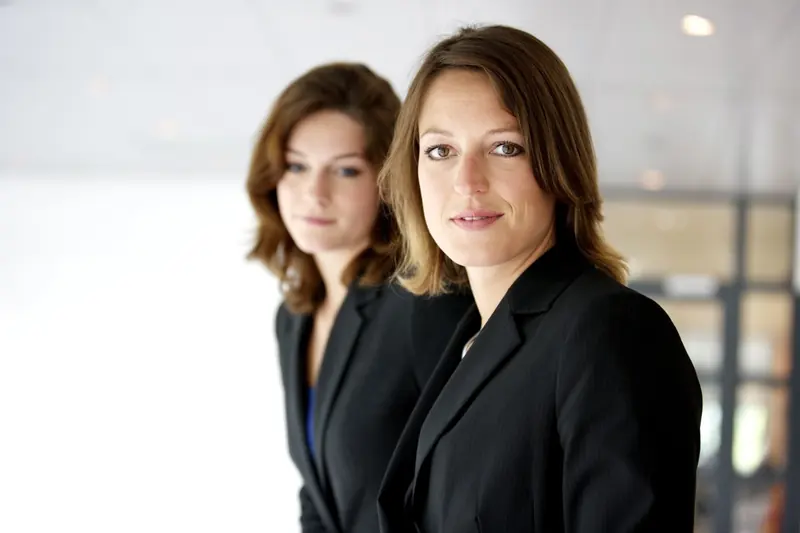 Gastvrouwen in de ontvangsthal